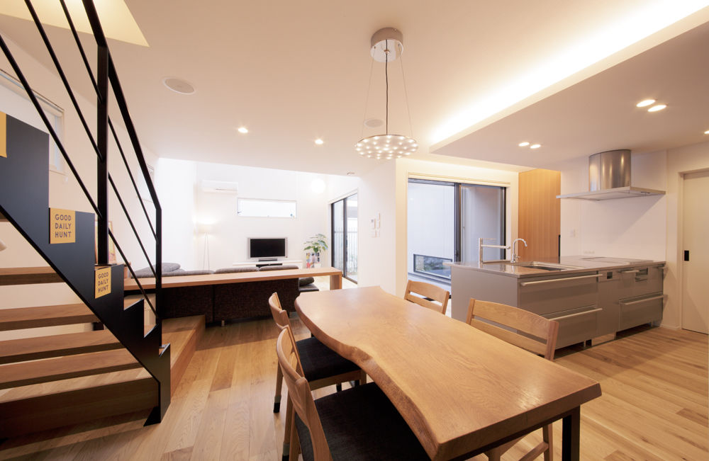 ディー・アンド・エイチ 【福岡/吹抜け/高気密高断熱/WIC】家具・照明が映えるデザイン／キッチンから見える景色が好きの建築実例画像2