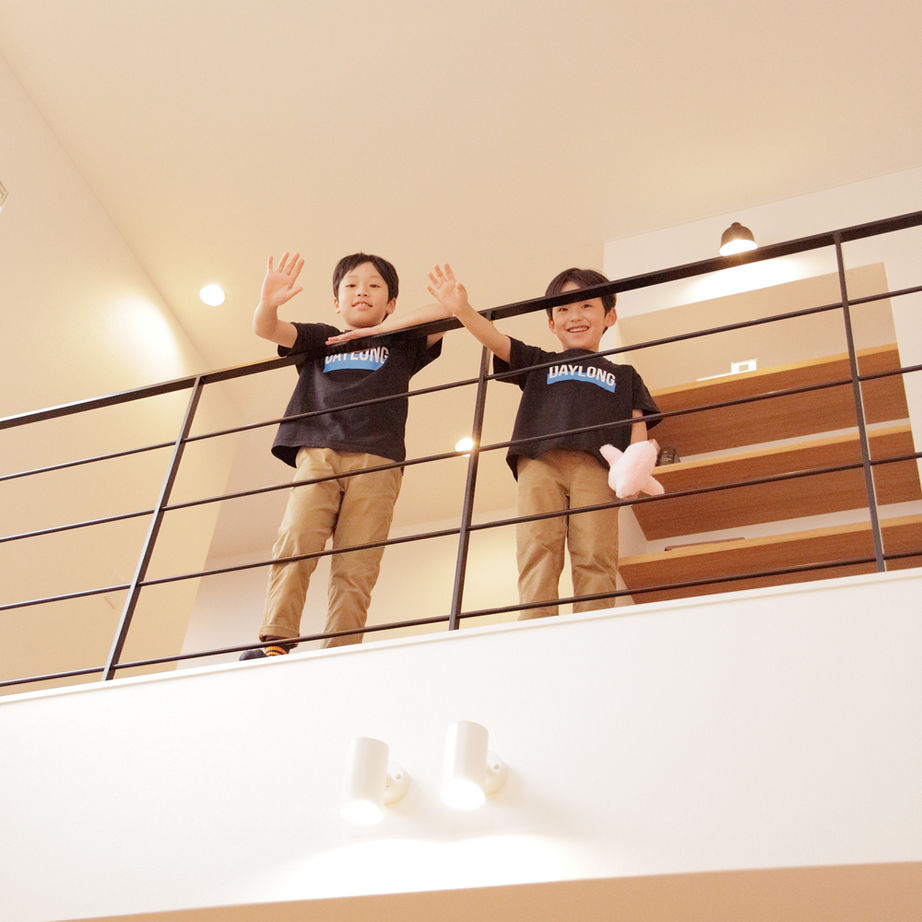 ディー・アンド・エイチ 【福岡/吹抜け/高気密高断熱/WIC】家具・照明が映えるデザイン／キッチンから見える景色が好きの建築実例画像3