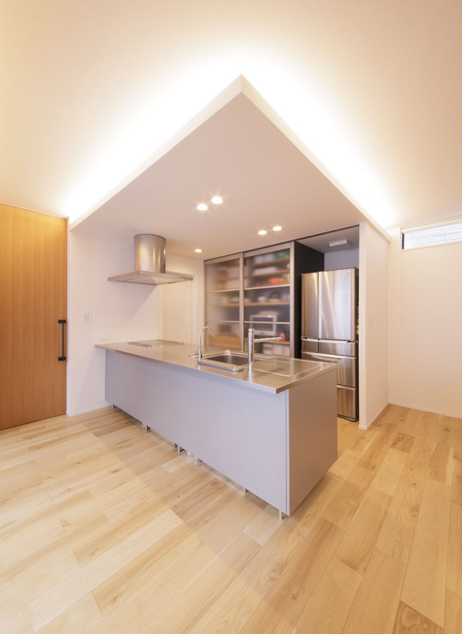 ディー・アンド・エイチ 【福岡/吹抜け/高気密高断熱/WIC】家具・照明が映えるデザイン／キッチンから見える景色が好きの建築実例画像6