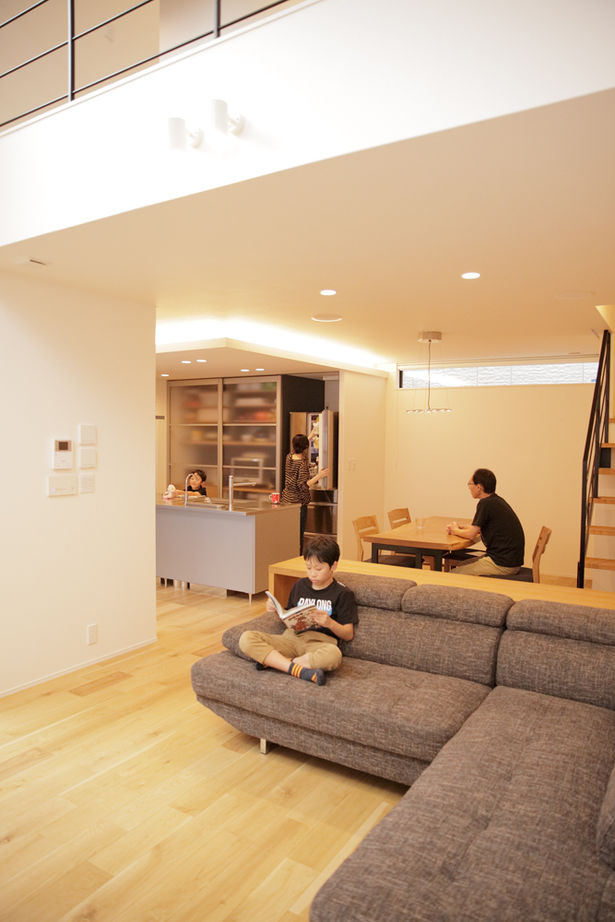 ディー・アンド・エイチ 【福岡/吹抜け/高気密高断熱/WIC】家具・照明が映えるデザイン／キッチンから見える景色が好きの建築実例画像7