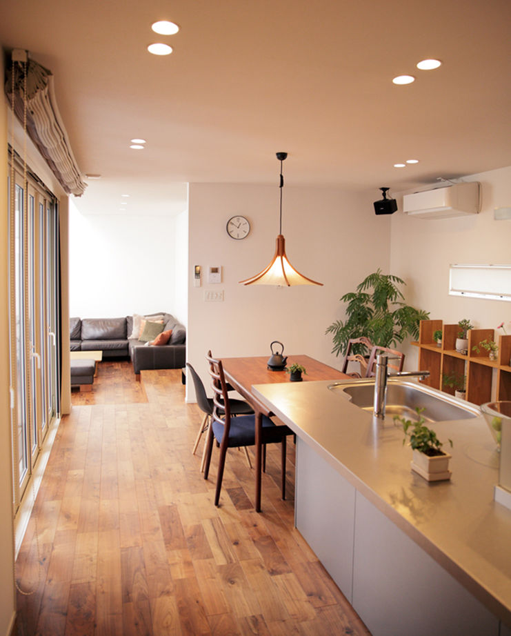 ディー・アンド・エイチ 【福岡市/中庭/吹き抜けリビング】無垢材の床×外断熱×開放感。アンティークの建具が映える空間の建築実例画像5