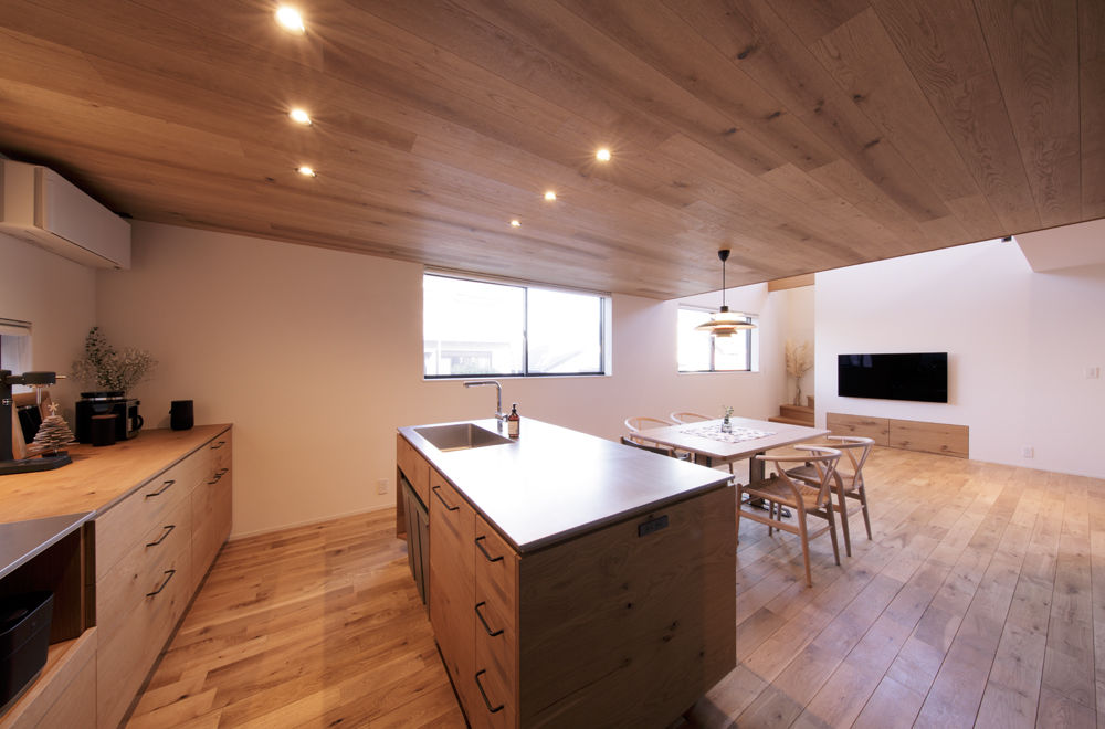 ディー・アンド・エイチ 【福岡/吹抜け/高気密高断熱/土間】家族や友人とつながる大空間　吹抜け＋土間があるリビングの建築実例画像2