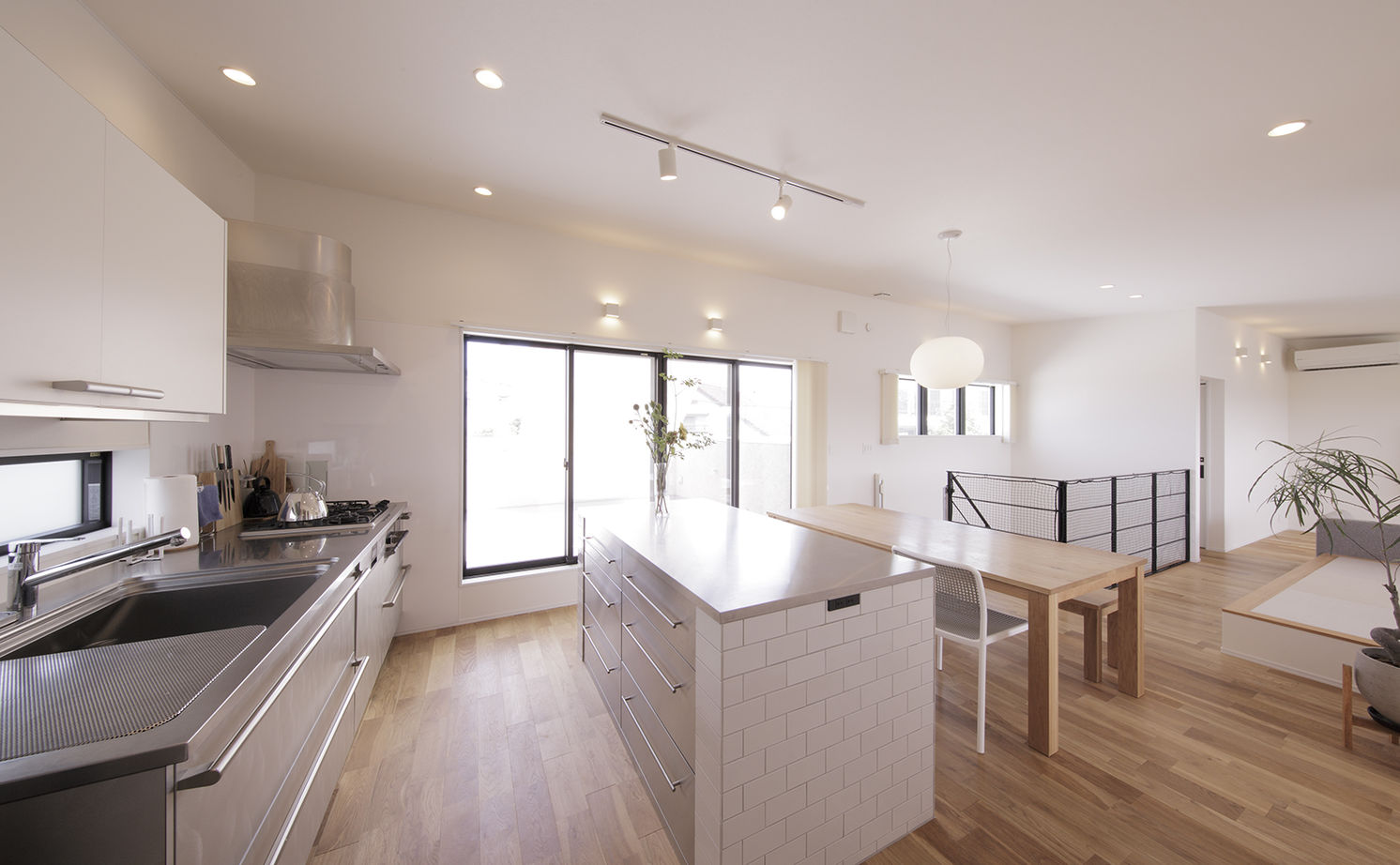 ディー・アンド・エイチ 【福岡市/2階リビング/インナーガレージ】高台ならではの開放感。「家事ラク」にこだわった快適動線の建築実例画像2