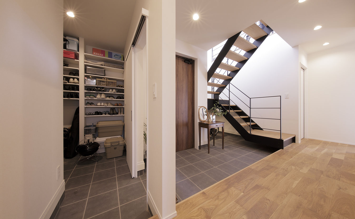 ディー・アンド・エイチ 【福岡市/2階リビング/インナーガレージ】高台ならではの開放感。「家事ラク」にこだわった快適動線の建築実例画像5