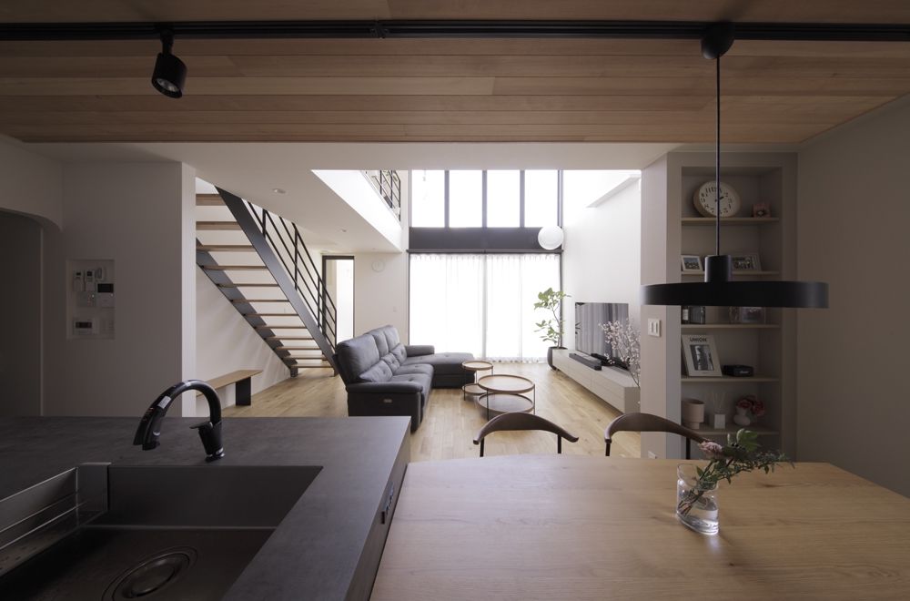 ディー・アンド・エイチ 【福岡市/吹抜け/高気密高断熱/収納充実】土地形状の有効活用により叶えた高気密高断熱の吹抜け大空間の家の建築実例画像1