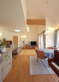 KASHII DESIGN HOME / 香椎建設 【2000～2499万円/ビルトインガレージ/テラス】趣味のグランドピアノを楽しむ。天然石と漆喰壁が特徴の平屋の建築実例画像2