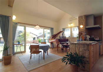 KASHII DESIGN HOME / 香椎建設 【2000～2499万円/ビルトインガレージ/テラス】趣味のグランドピアノを楽しむ。天然石と漆喰壁が特徴の平屋の建築実例画像6