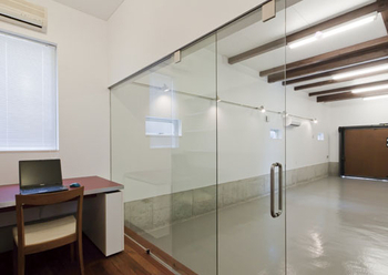 KASHII DESIGN HOME / 香椎建設 【3500～3999万円/ビルトインガレージ】ガラス張りシアタールーム！愛車2台格納ガレージと自慢の趣味部屋の建築実例画像4