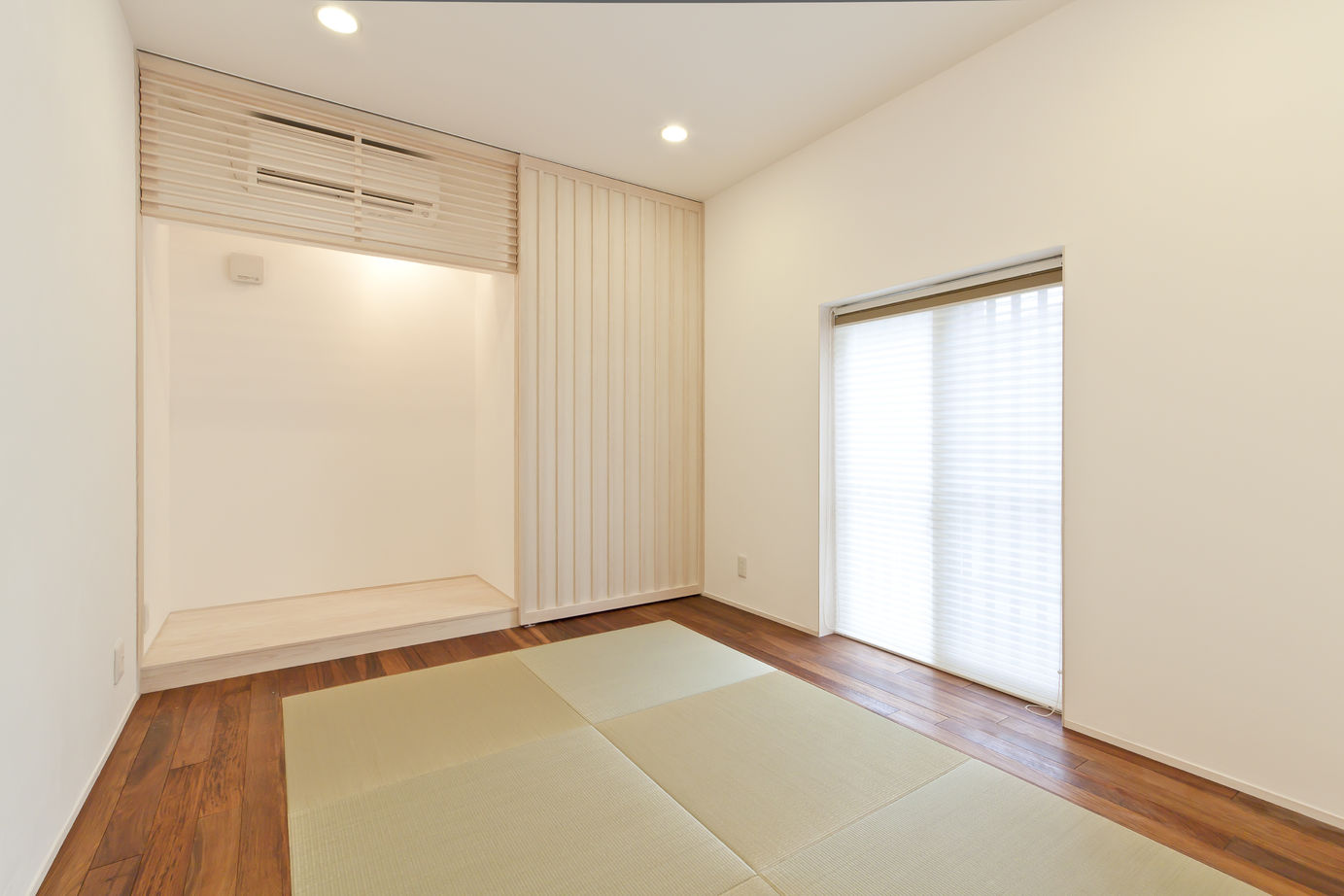 KASHII DESIGN HOME / 香椎建設 【3500～3999万円/ビルトインガレージ】ガラス張りシアタールーム！愛車2台格納ガレージと自慢の趣味部屋の建築実例画像8