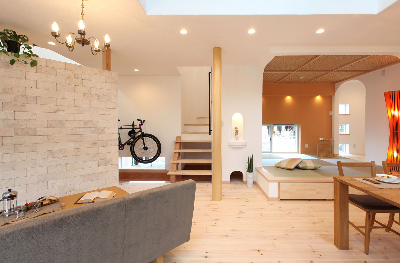 KASHII DESIGN HOME / 香椎建設 【間取り図有/2000～2499万円/土間/４LDK】キッチンからもリビングからも愛車が見える、扉のない間取りの家の建築実例画像1