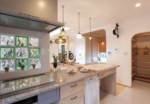 KASHII DESIGN HOME / 香椎建設 【間取り図有/2000～2499万円/土間/４LDK】キッチンからもリビングからも愛車が見える、扉のない間取りの家の建築実例画像2