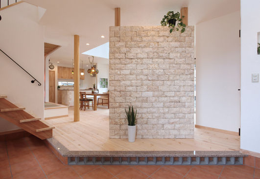 KASHII DESIGN HOME / 香椎建設 【間取り図有/2000～2499万円/土間/４LDK】キッチンからもリビングからも愛車が見える、扉のない間取りの家の建築実例画像3