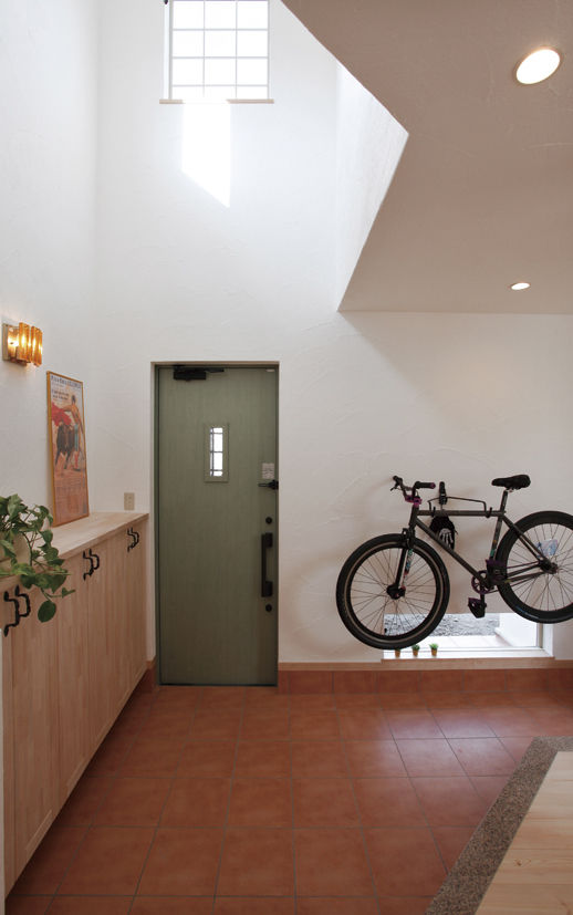 KASHII DESIGN HOME / 香椎建設 【間取り図有/2000～2499万円/土間/４LDK】キッチンからもリビングからも愛車が見える、扉のない間取りの家の建築実例画像4