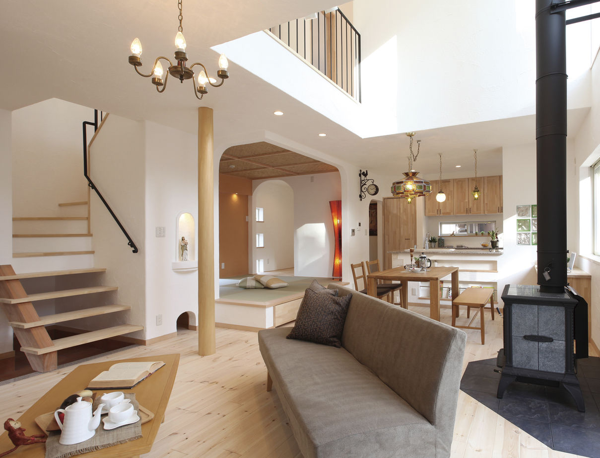 KASHII DESIGN HOME / 香椎建設 【間取り図有/2000～2499万円/土間/４LDK】キッチンからもリビングからも愛車が見える、扉のない間取りの家の建築実例画像7