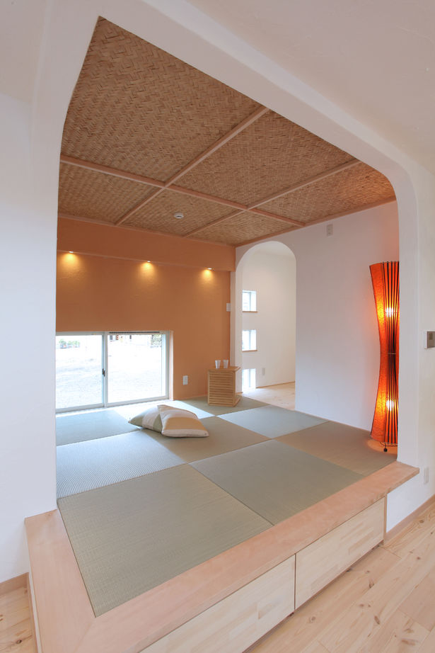 KASHII DESIGN HOME / 香椎建設 【間取り図有/2000～2499万円/土間/４LDK】キッチンからもリビングからも愛車が見える、扉のない間取りの家の建築実例画像9