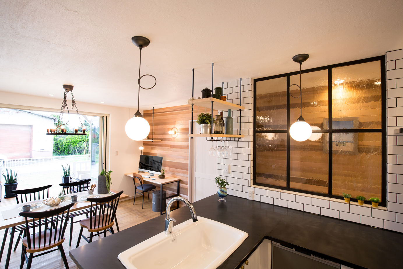 KASHII DESIGN HOME / 香椎建設 【2520万/アメリカンスタイル/ウッドデッキ】休日に外で朝食を。ヴィンテージ感漂う海外風キッチンでおうちカフェを楽しむの建築実例画像3