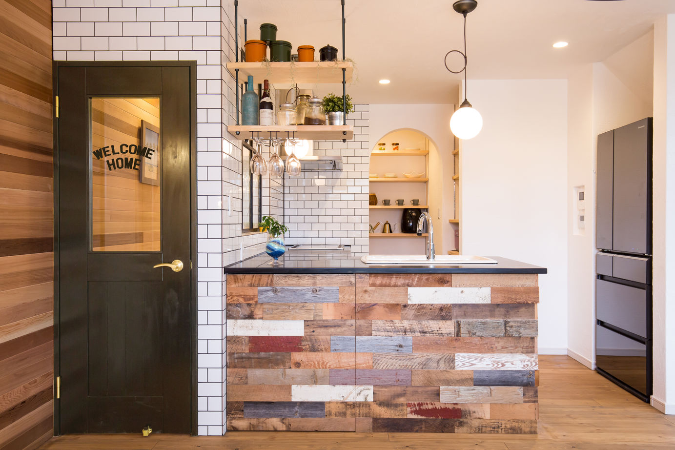 KASHII DESIGN HOME / 香椎建設 【2520万/アメリカンスタイル/ウッドデッキ】休日に外で朝食を。ヴィンテージ感漂う海外風キッチンでおうちカフェを楽しむの建築実例画像4