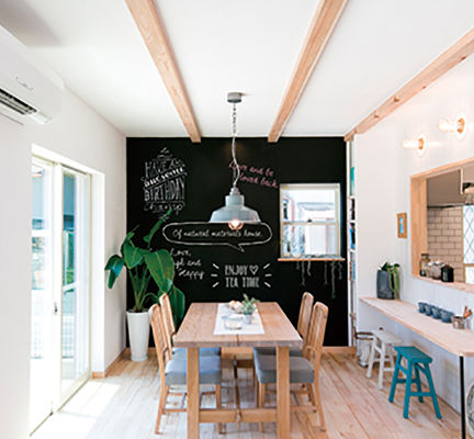 KASHII DESIGN HOME / 香椎建設 【間取り図有/ヌック/3LDK】白木の造作カウンターキッチン。コンパクトな間取りがフィットする正方形の家の建築実例画像2