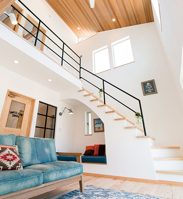 KASHII DESIGN HOME / 香椎建設 【間取り図有/ヌック/3LDK】白木の造作カウンターキッチン。コンパクトな間取りがフィットする正方形の家の建築実例画像3