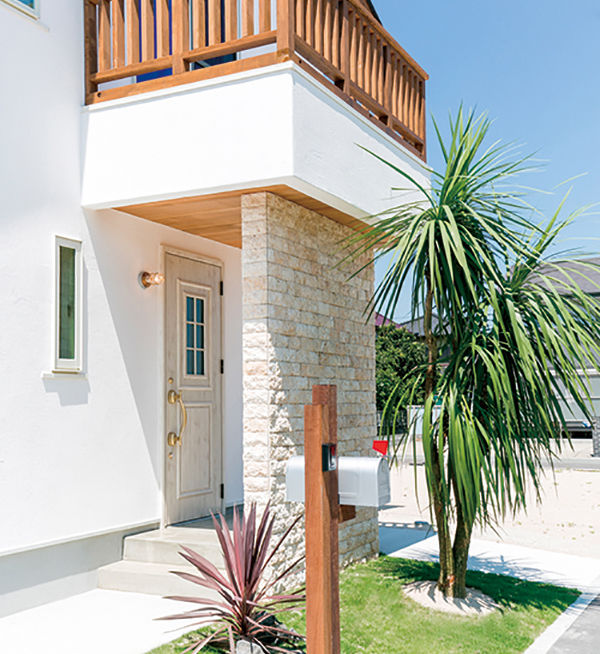 KASHII DESIGN HOME / 香椎建設 【間取り図有/ヌック/3LDK】白木の造作カウンターキッチン。コンパクトな間取りがフィットする正方形の家の建築実例画像4