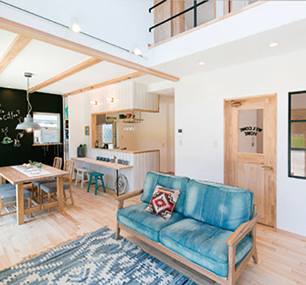 KASHII DESIGN HOME / 香椎建設 【間取り図有/ヌック/3LDK】白木の造作カウンターキッチン。コンパクトな間取りがフィットする正方形の家の建築実例画像5