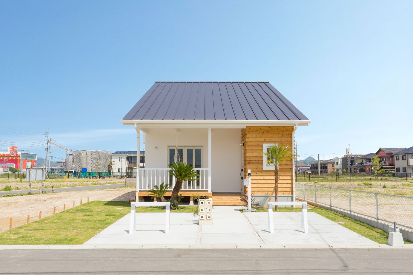 KASHII DESIGN HOME / 香椎建設 【間取り図有/2280万円/4LDK/34坪】ウッドデッキにハンモック。漆喰・オーク・レンガ素材豊かに広がるLDKの建築実例画像1