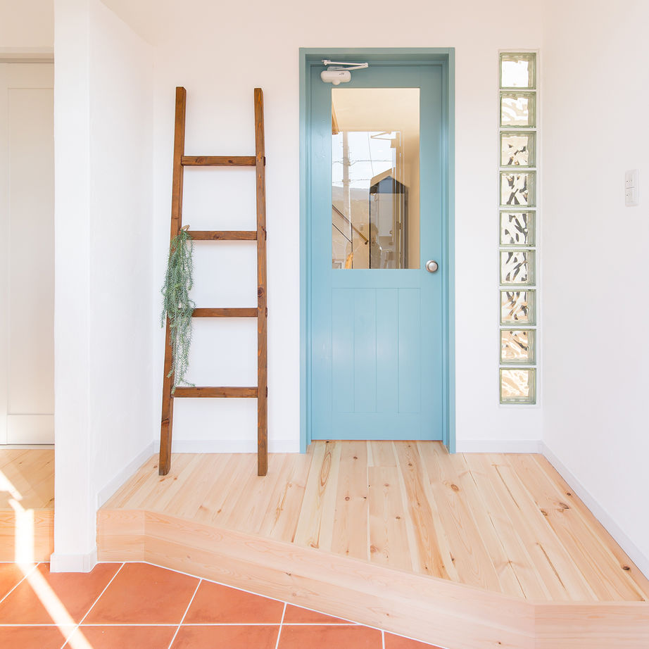 KASHII DESIGN HOME / 香椎建設 【間取り図有/2130万円/4LDK】漆喰のホワイトと建具のブルーの色使いが爽やか。カフェ風のおしゃれな家の建築実例画像2