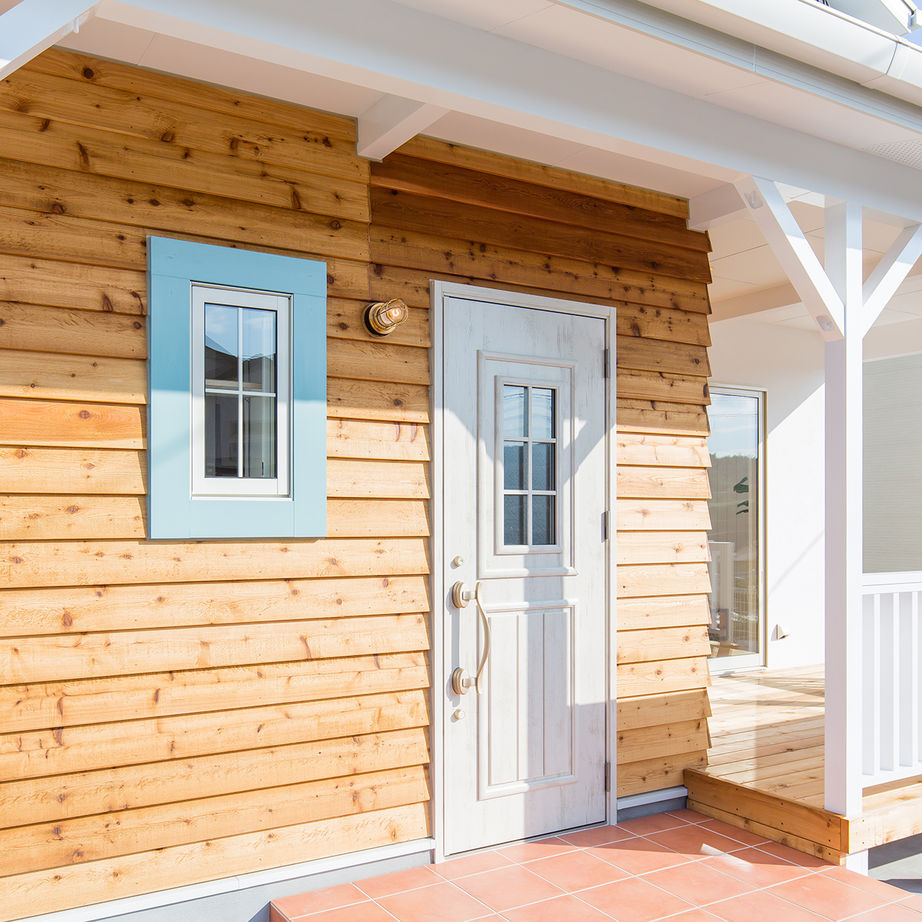 KASHII DESIGN HOME / 香椎建設 【間取り図有/2130万円/4LDK】漆喰のホワイトと建具のブルーの色使いが爽やか。カフェ風のおしゃれな家の建築実例画像3