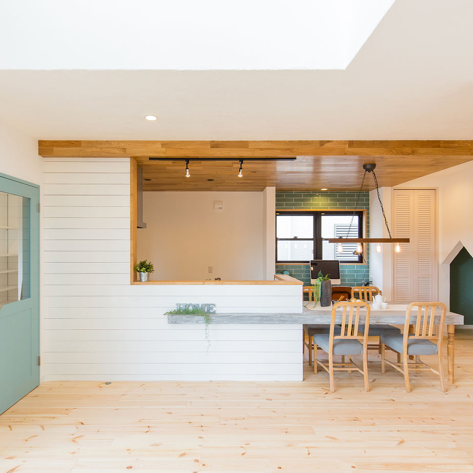 KASHII DESIGN HOME / 香椎建設 【間取り図有/2130万円/4LDK】漆喰のホワイトと建具のブルーの色使いが爽やか。カフェ風のおしゃれな家の建築実例画像4