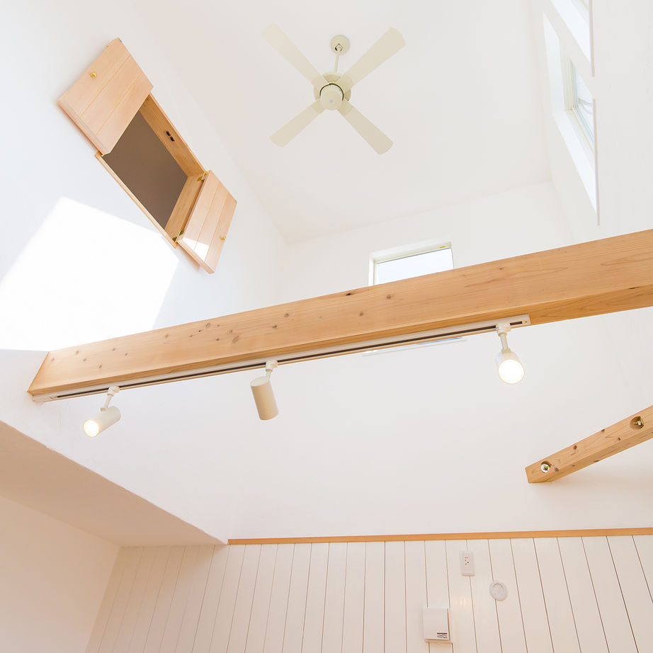 KASHII DESIGN HOME / 香椎建設 【間取り図有/2130万円/4LDK】漆喰のホワイトと建具のブルーの色使いが爽やか。カフェ風のおしゃれな家の建築実例画像5