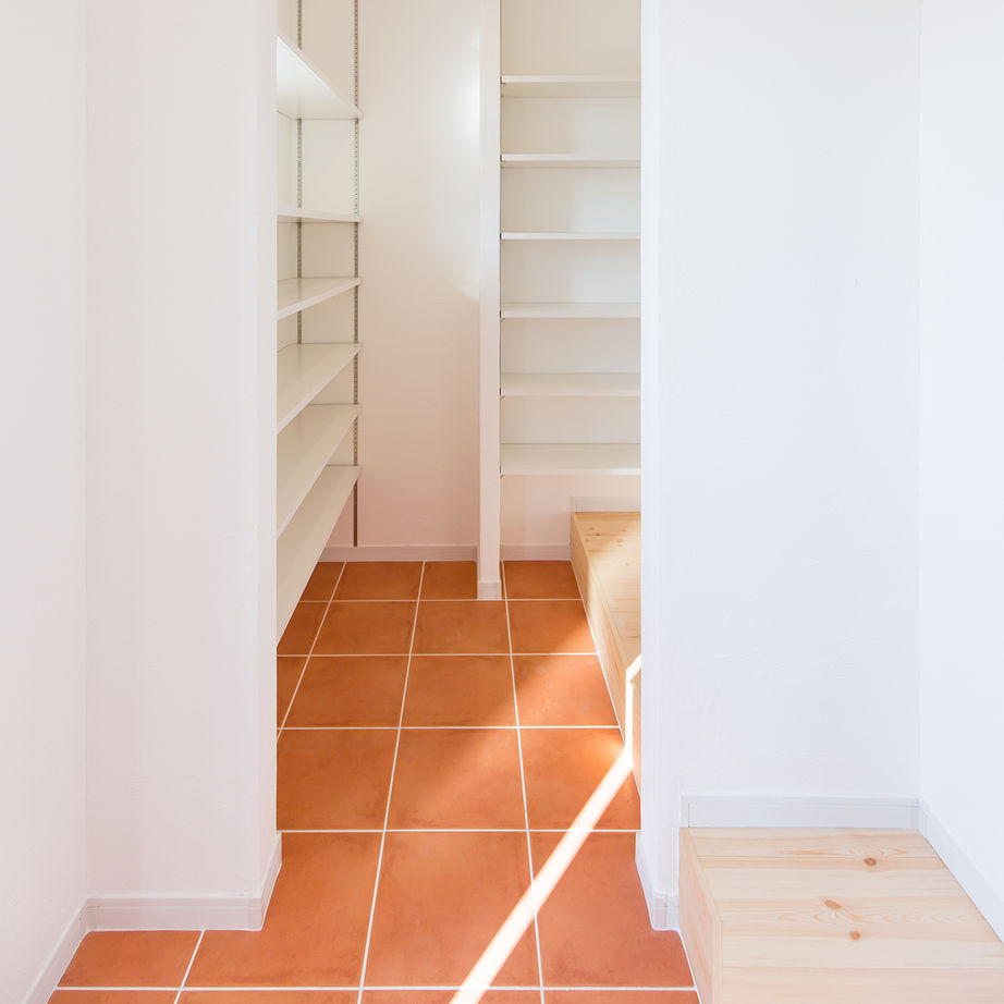 KASHII DESIGN HOME / 香椎建設 【間取り図有/2130万円/4LDK】漆喰のホワイトと建具のブルーの色使いが爽やか。カフェ風のおしゃれな家の建築実例画像7