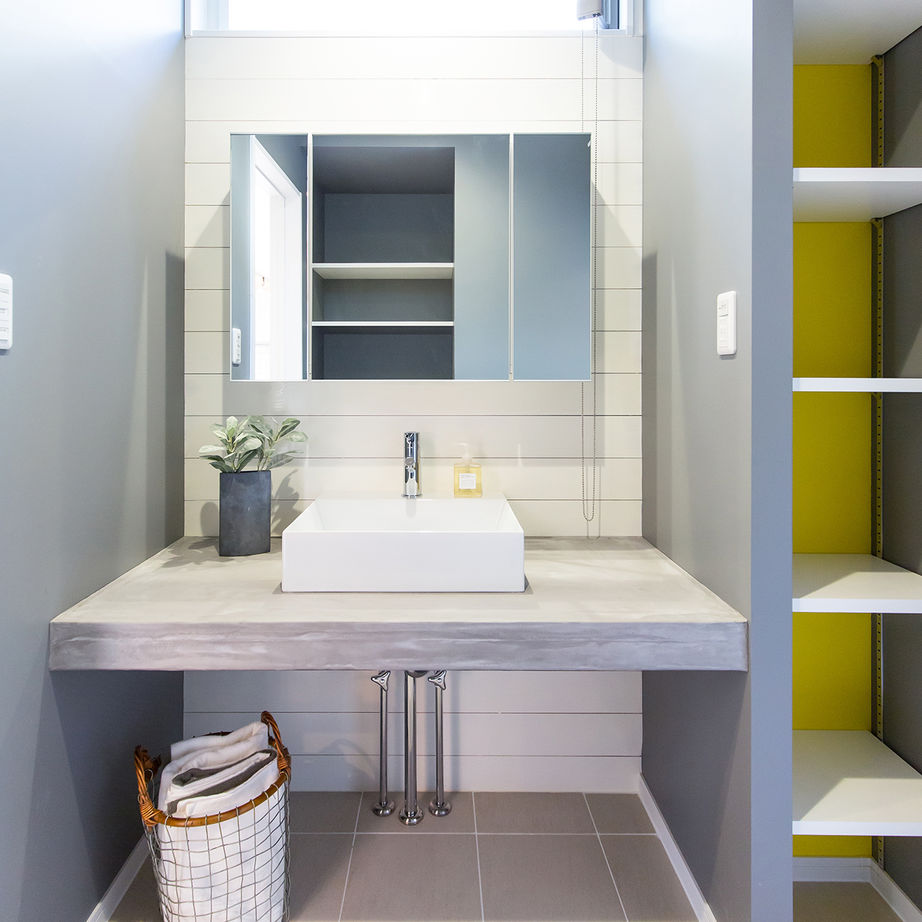 KASHII DESIGN HOME / 香椎建設 【間取り図有/2130万円/4LDK】漆喰のホワイトと建具のブルーの色使いが爽やか。カフェ風のおしゃれな家の建築実例画像9