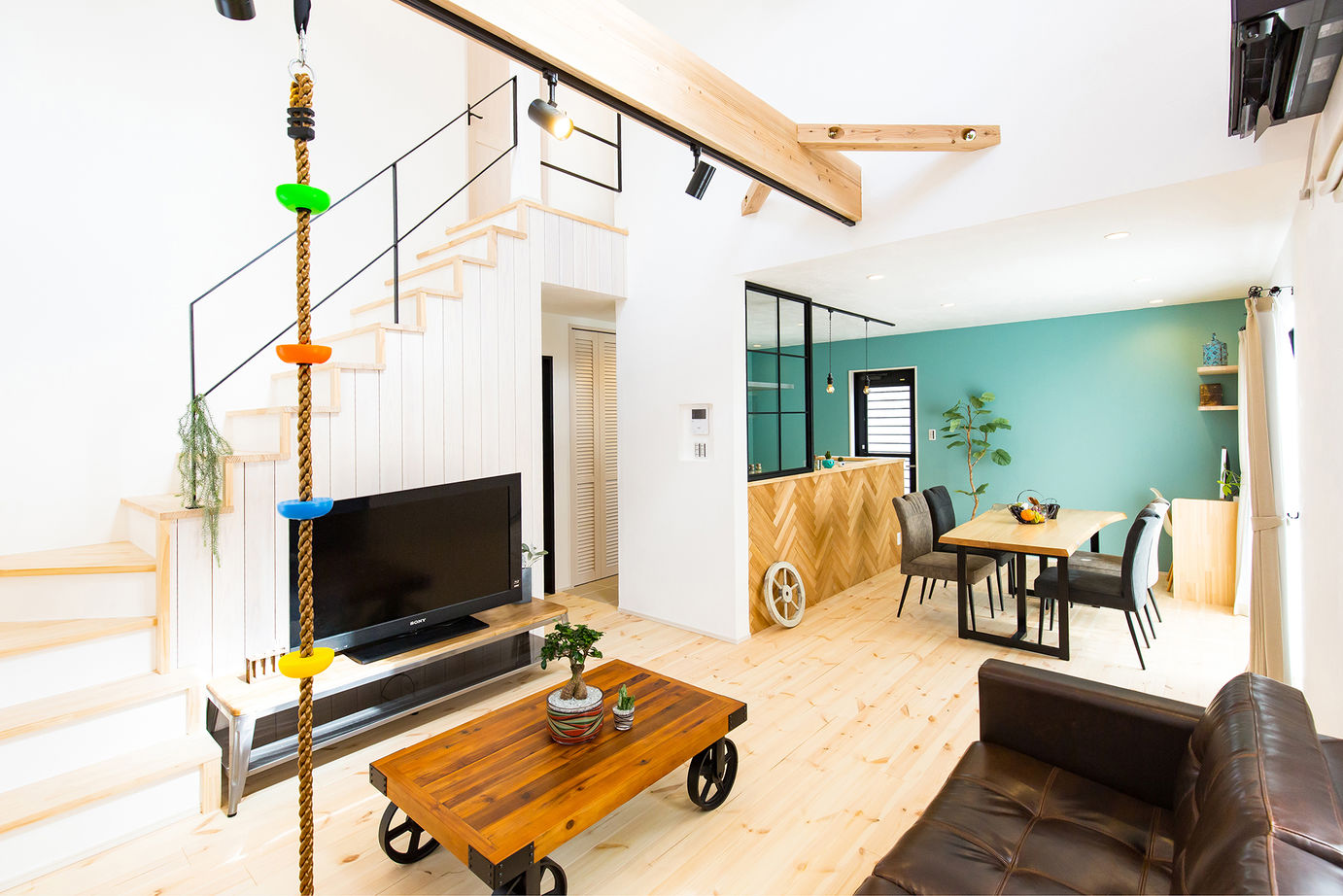 KASHII DESIGN HOME / 香椎建設 【2100～2199万円/カリフォルニアスタイル/店舗】アクセントクロスやヘリンボーンでセンス光る美容サロンの建築実例画像2