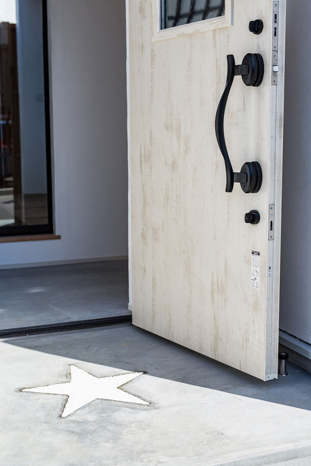 KASHII DESIGN HOME / 香椎建設 【2100～2199万円/カリフォルニアスタイル/店舗】アクセントクロスやヘリンボーンでセンス光る美容サロンの建築実例画像4