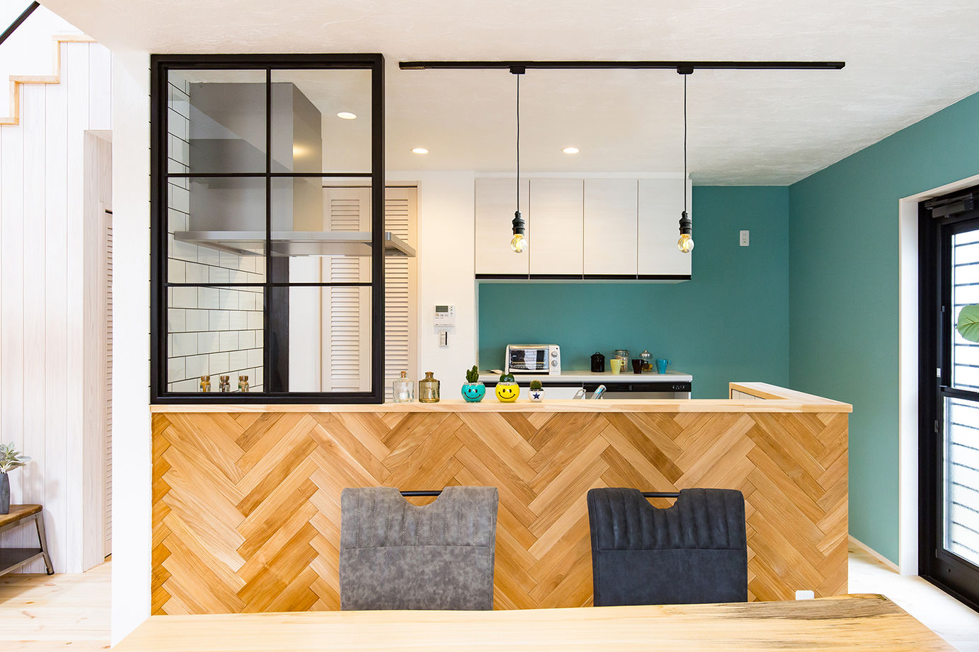 KASHII DESIGN HOME / 香椎建設 【2100～2199万円/カリフォルニアスタイル/店舗】アクセントクロスやヘリンボーンでセンス光る美容サロンの建築実例画像5