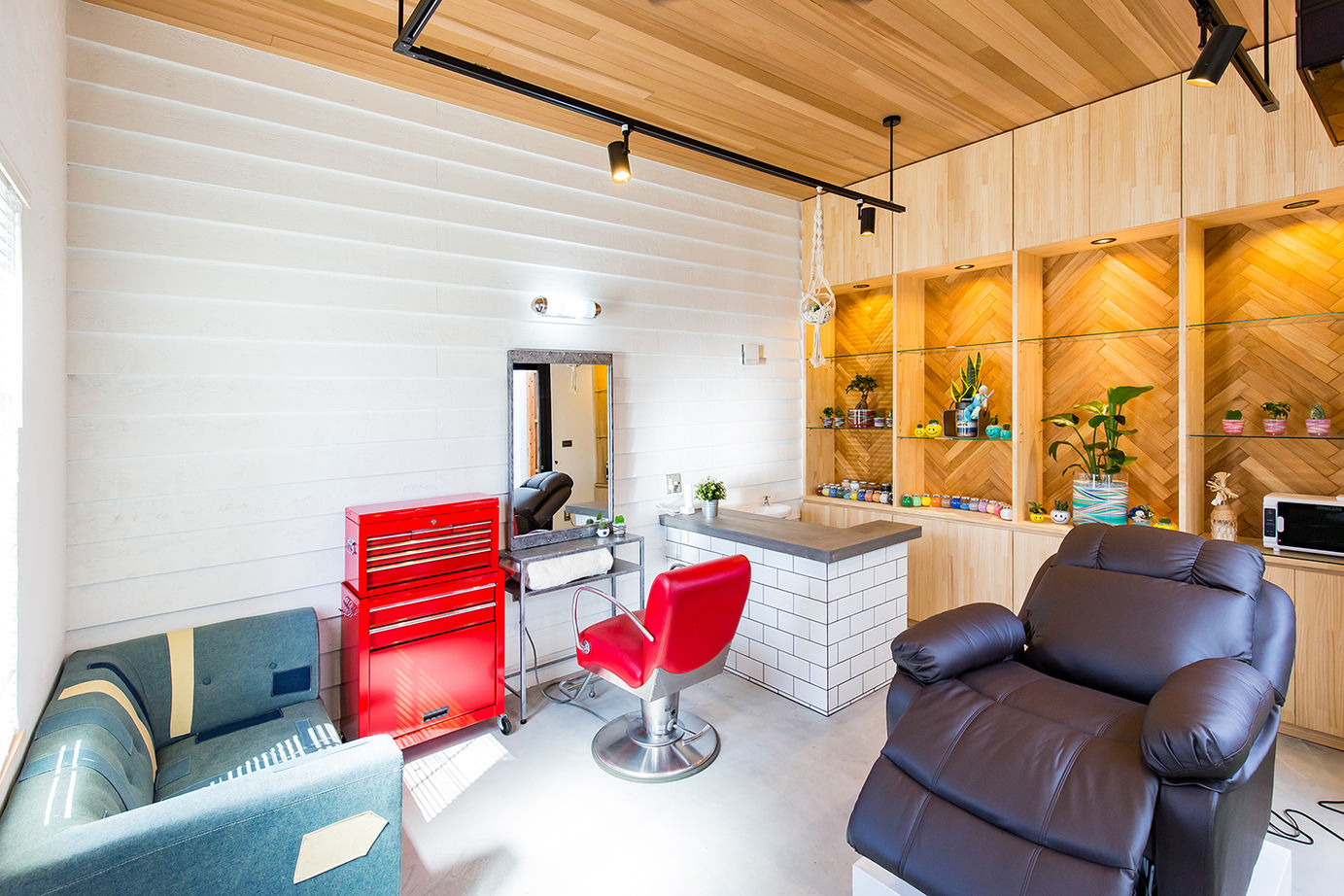 KASHII DESIGN HOME / 香椎建設 【2100～2199万円/カリフォルニアスタイル/店舗】アクセントクロスやヘリンボーンでセンス光る美容サロンの建築実例画像6