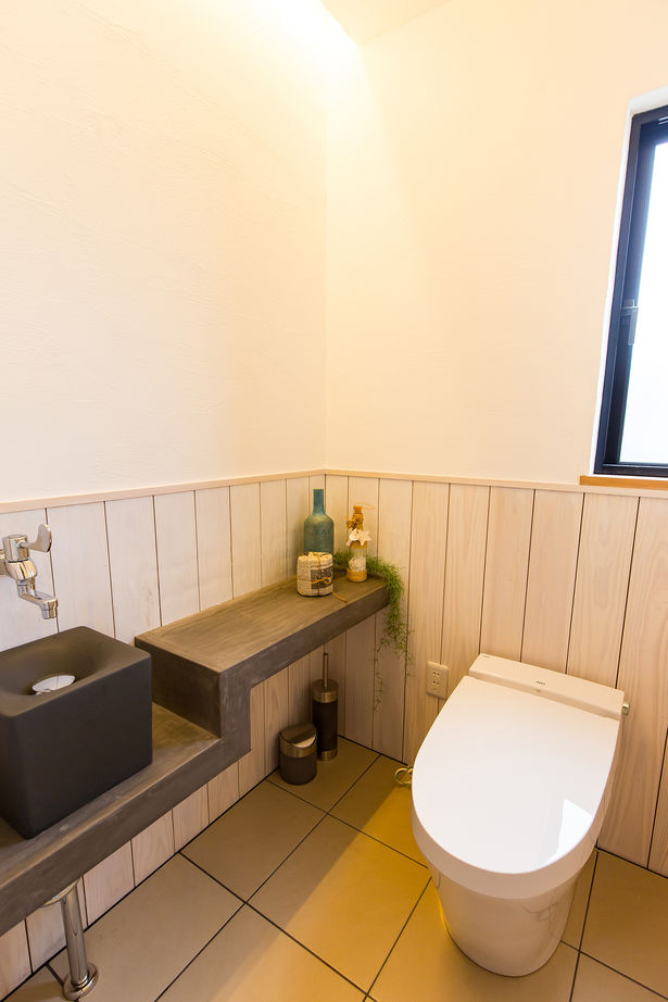 KASHII DESIGN HOME / 香椎建設 【2100～2199万円/カリフォルニアスタイル/店舗】アクセントクロスやヘリンボーンでセンス光る美容サロンの建築実例画像8