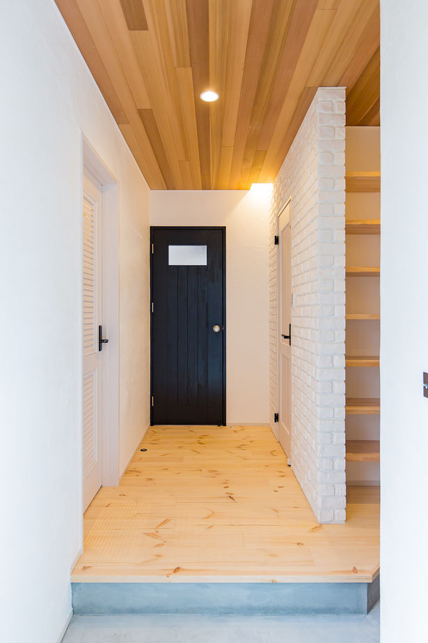 KASHII DESIGN HOME / 香椎建設 【2100～2199万円/カリフォルニアスタイル/店舗】アクセントクロスやヘリンボーンでセンス光る美容サロンの建築実例画像9