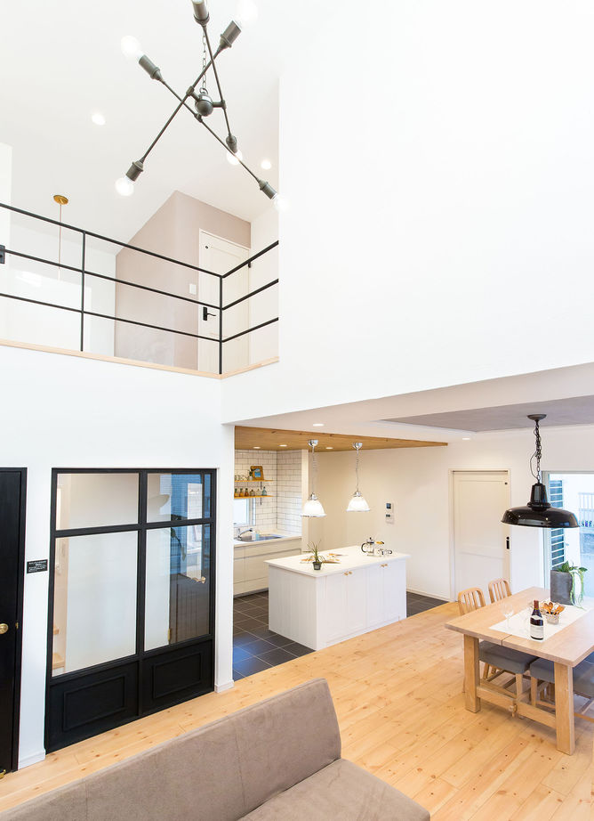 KASHII DESIGN HOME / 香椎建設 【間取り図有/2160万円/4LDK/漆喰】白い漆喰の壁とモノトーンの建具が特徴。経年変化を楽しむ家の建築実例画像2