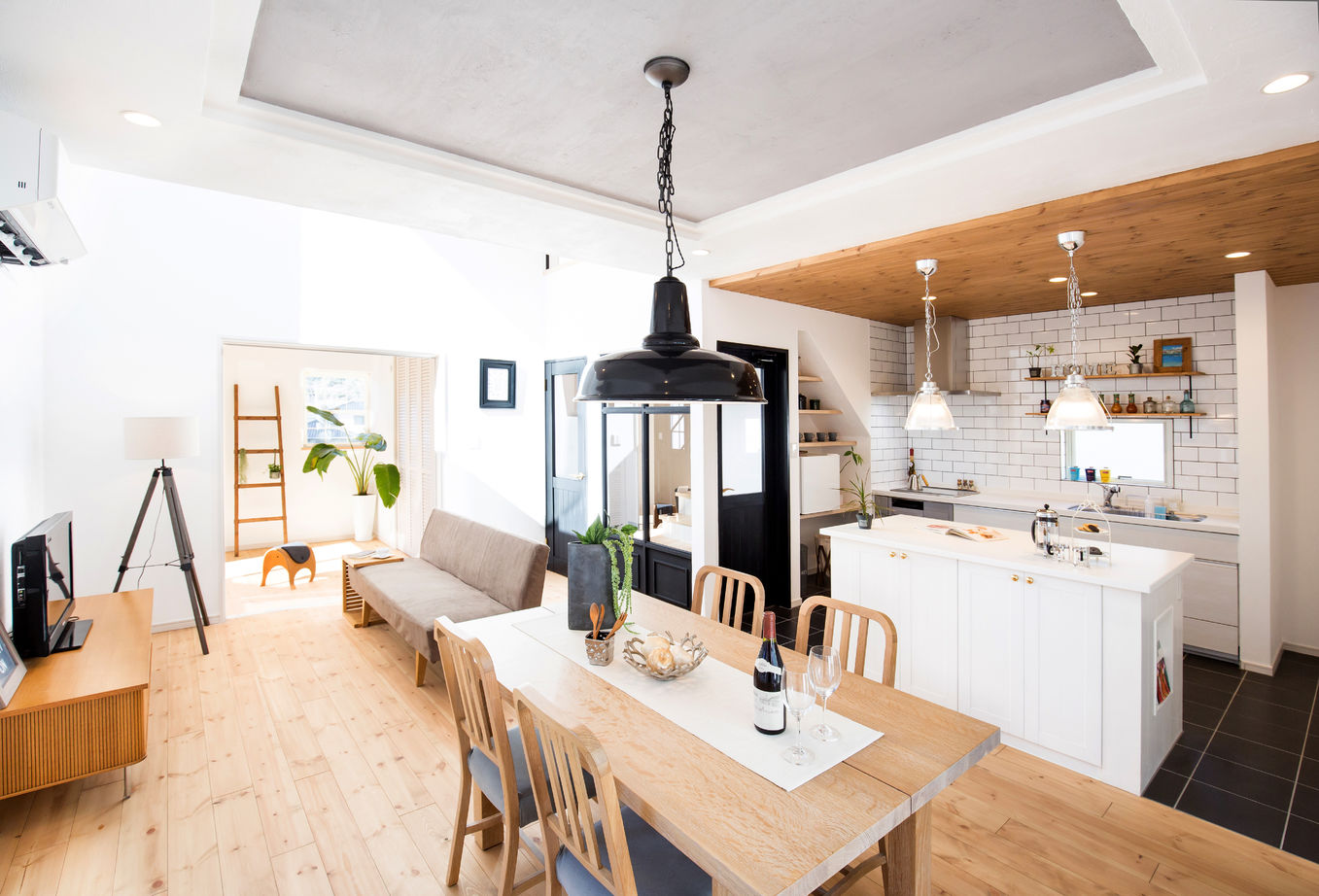 KASHII DESIGN HOME / 香椎建設 【間取り図有/2160万円/4LDK/漆喰】白い漆喰の壁とモノトーンの建具が特徴。経年変化を楽しむ家の建築実例画像3