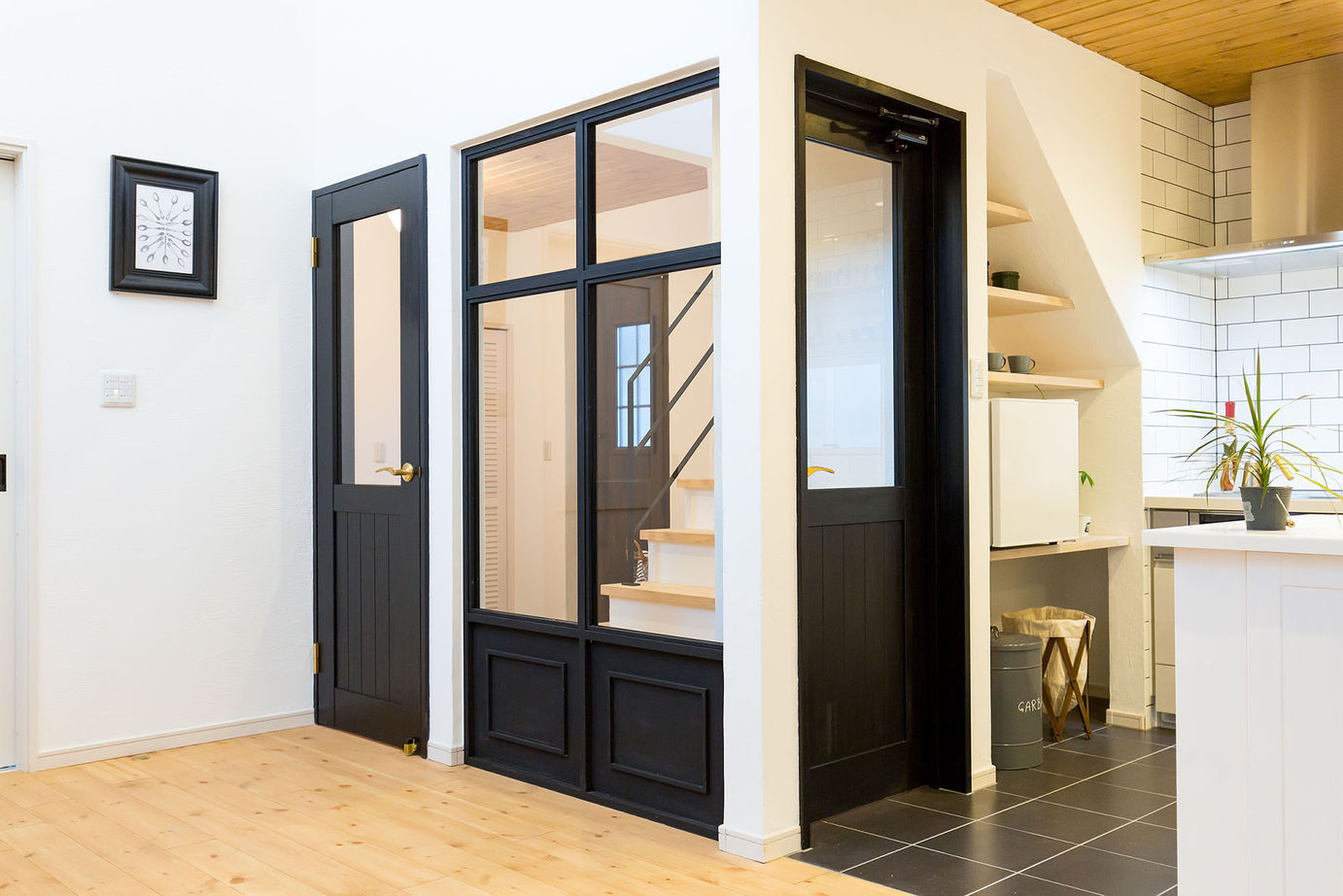 KASHII DESIGN HOME / 香椎建設 【間取り図有/2160万円/4LDK/漆喰】白い漆喰の壁とモノトーンの建具が特徴。経年変化を楽しむ家の建築実例画像4