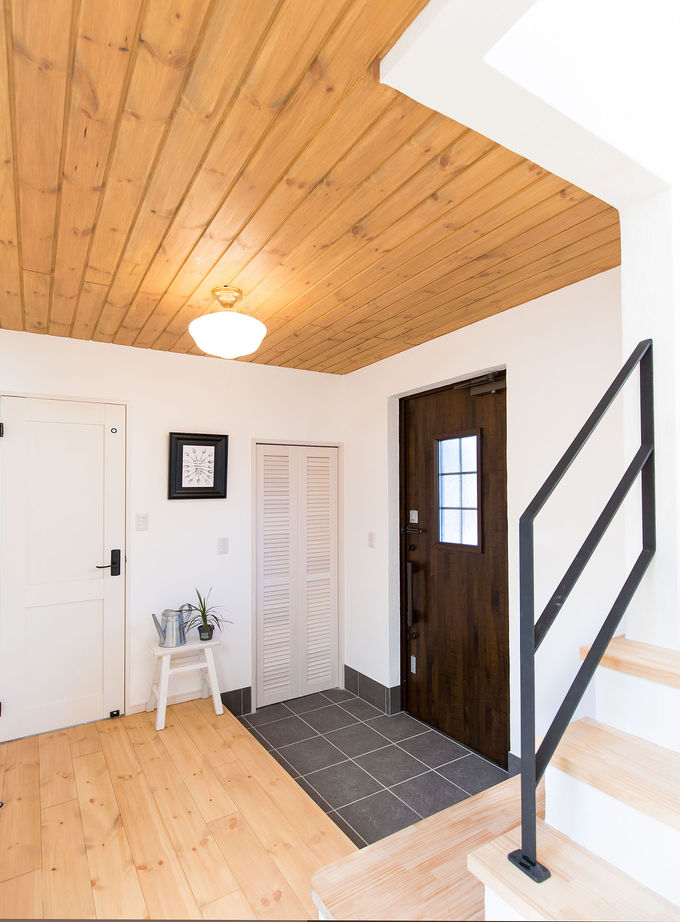 KASHII DESIGN HOME / 香椎建設 【間取り図有/2160万円/4LDK/漆喰】白い漆喰の壁とモノトーンの建具が特徴。経年変化を楽しむ家の建築実例画像5