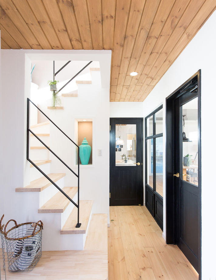 KASHII DESIGN HOME / 香椎建設 【間取り図有/2160万円/4LDK/漆喰】白い漆喰の壁とモノトーンの建具が特徴。経年変化を楽しむ家の建築実例画像6