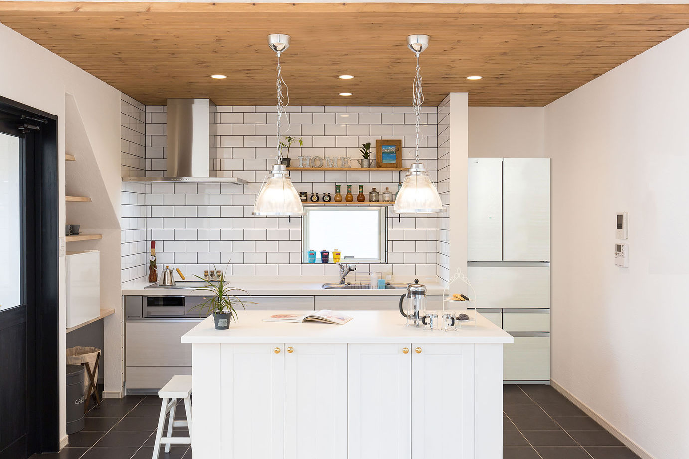 KASHII DESIGN HOME / 香椎建設 【間取り図有/2160万円/4LDK/漆喰】白い漆喰の壁とモノトーンの建具が特徴。経年変化を楽しむ家の建築実例画像8