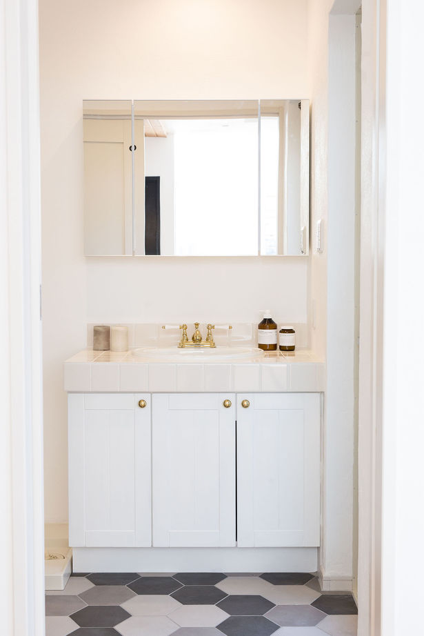 KASHII DESIGN HOME / 香椎建設 【間取り図有/2160万円/4LDK/漆喰】白い漆喰の壁とモノトーンの建具が特徴。経年変化を楽しむ家の建築実例画像9