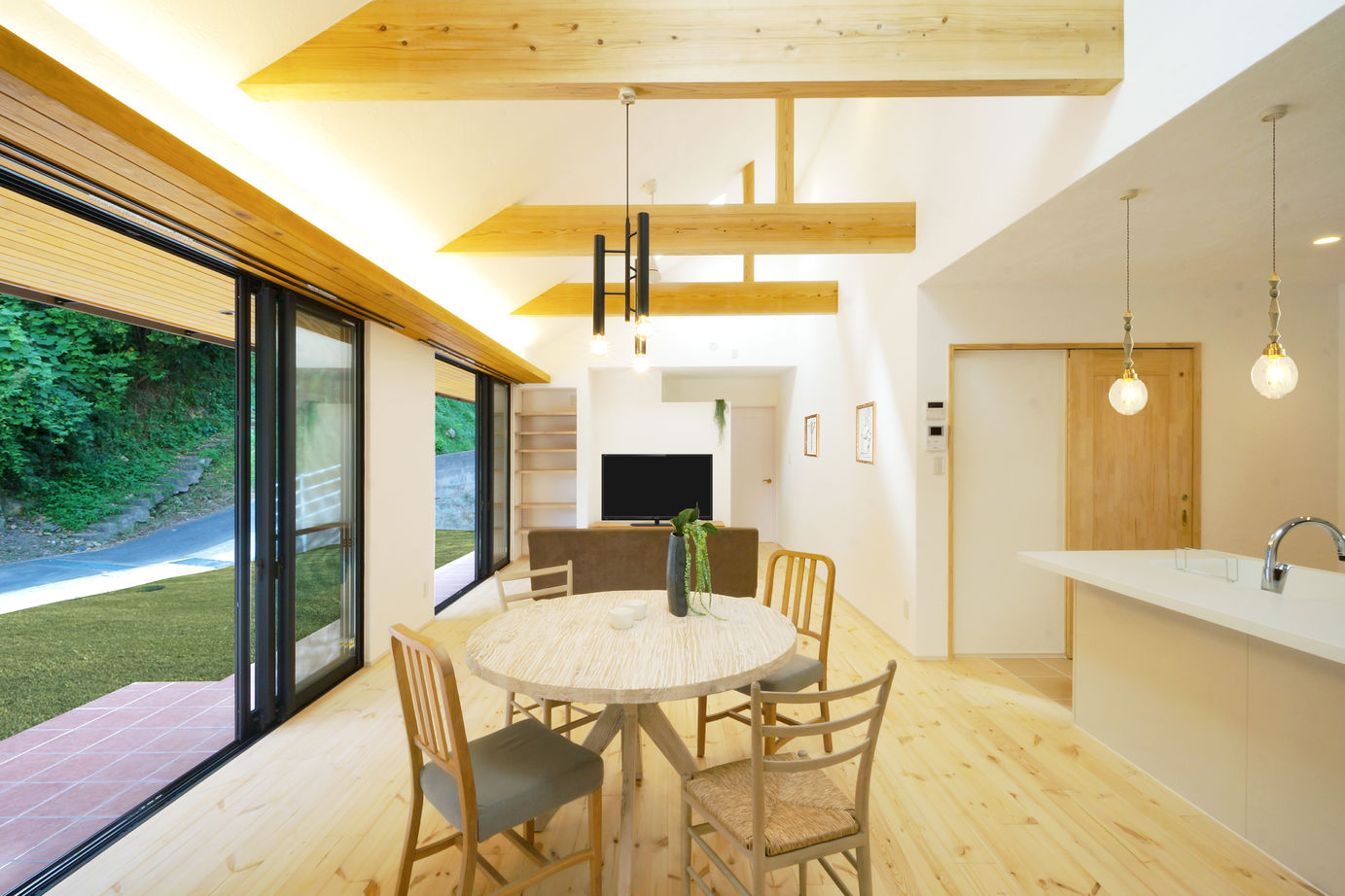 KASHII DESIGN HOME / 香椎建設 【2000～2499万円/平屋/テラス】一目惚れから始まった家づくり。天然石の屋根に魅了されたフラットな暮らしの建築実例画像3