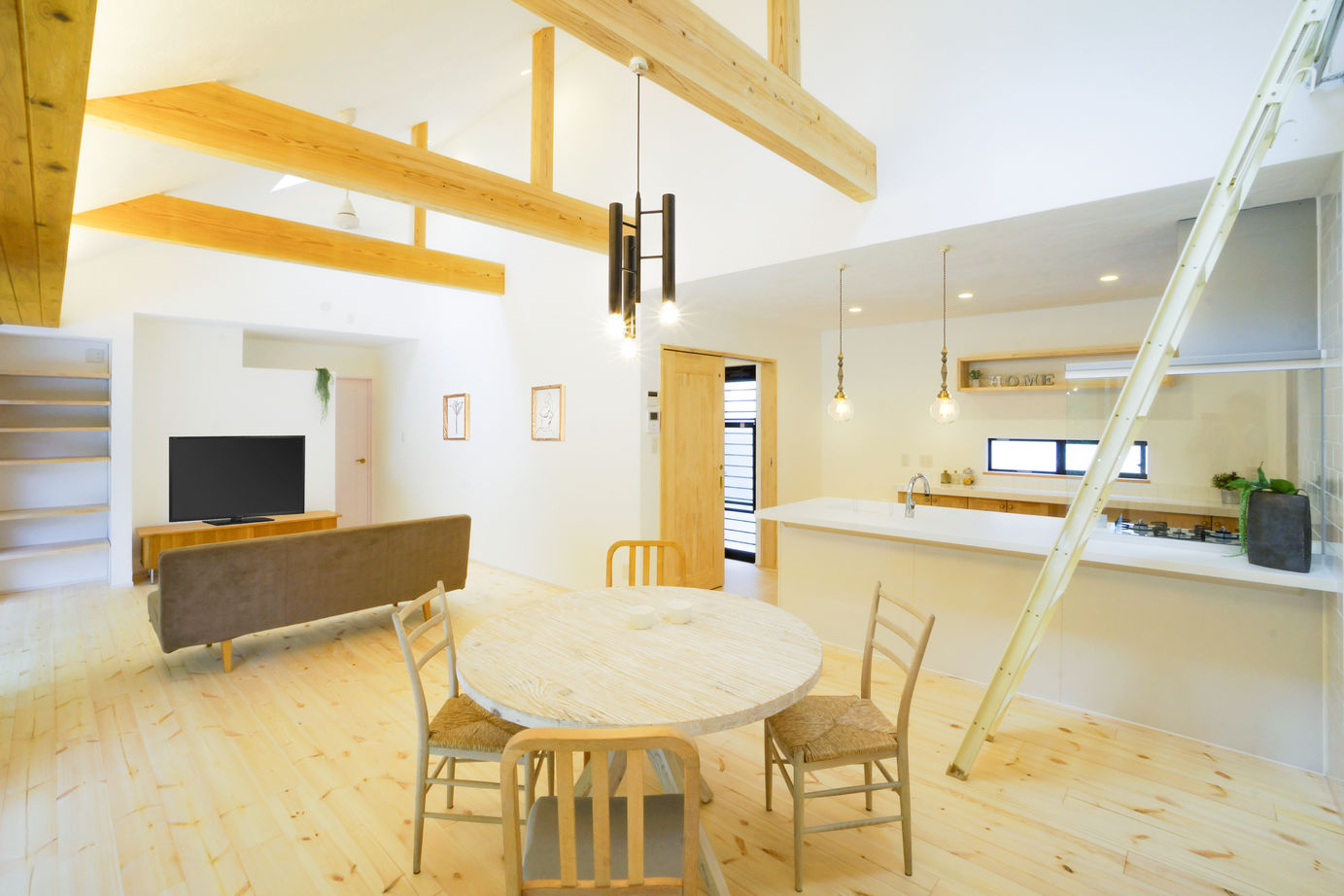 KASHII DESIGN HOME / 香椎建設 【2000～2499万円/平屋/テラス】一目惚れから始まった家づくり。天然石の屋根に魅了されたフラットな暮らしの建築実例画像8