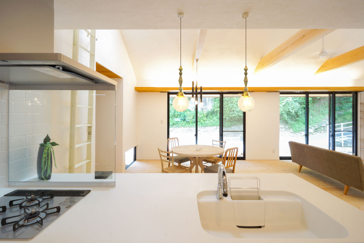 KASHII DESIGN HOME / 香椎建設 【2000～2499万円/平屋/テラス】一目惚れから始まった家づくり。天然石の屋根に魅了されたフラットな暮らしの建築実例画像9