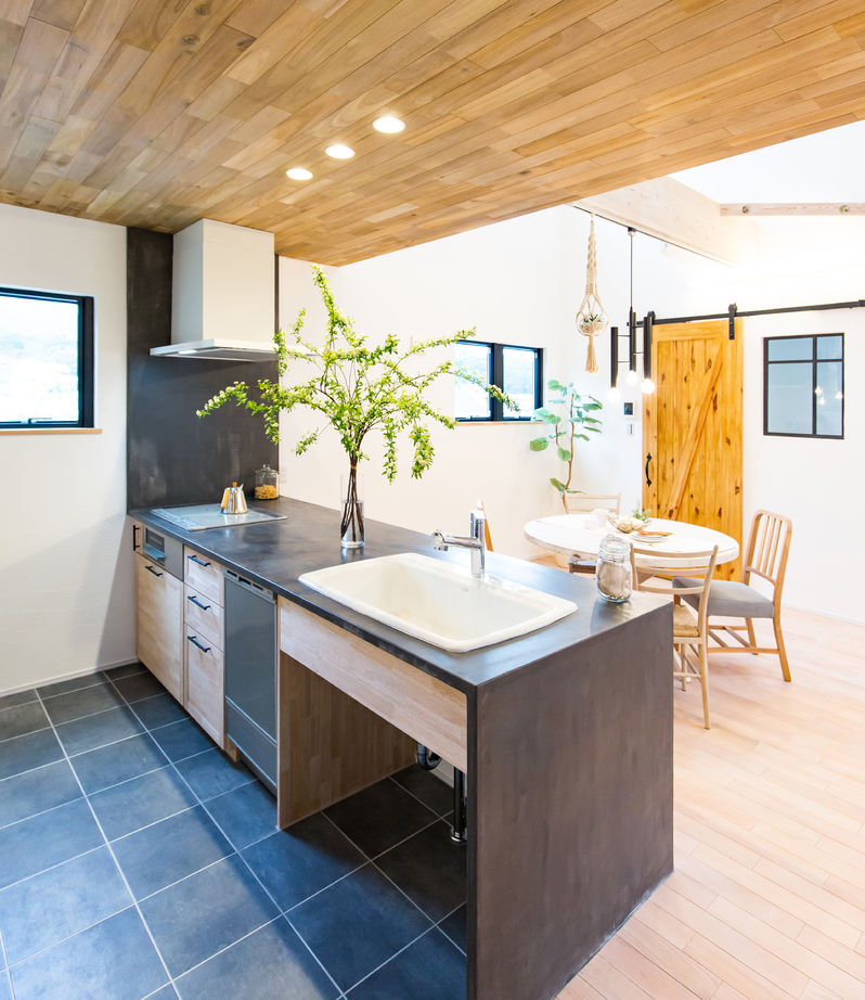 KASHII DESIGN HOME / 香椎建設 【間取り図有/2690万円/3LDK/34坪】大屋根とカバードポーチの融合。吹き抜けの大空間が生む明るさと開放感の建築実例画像6