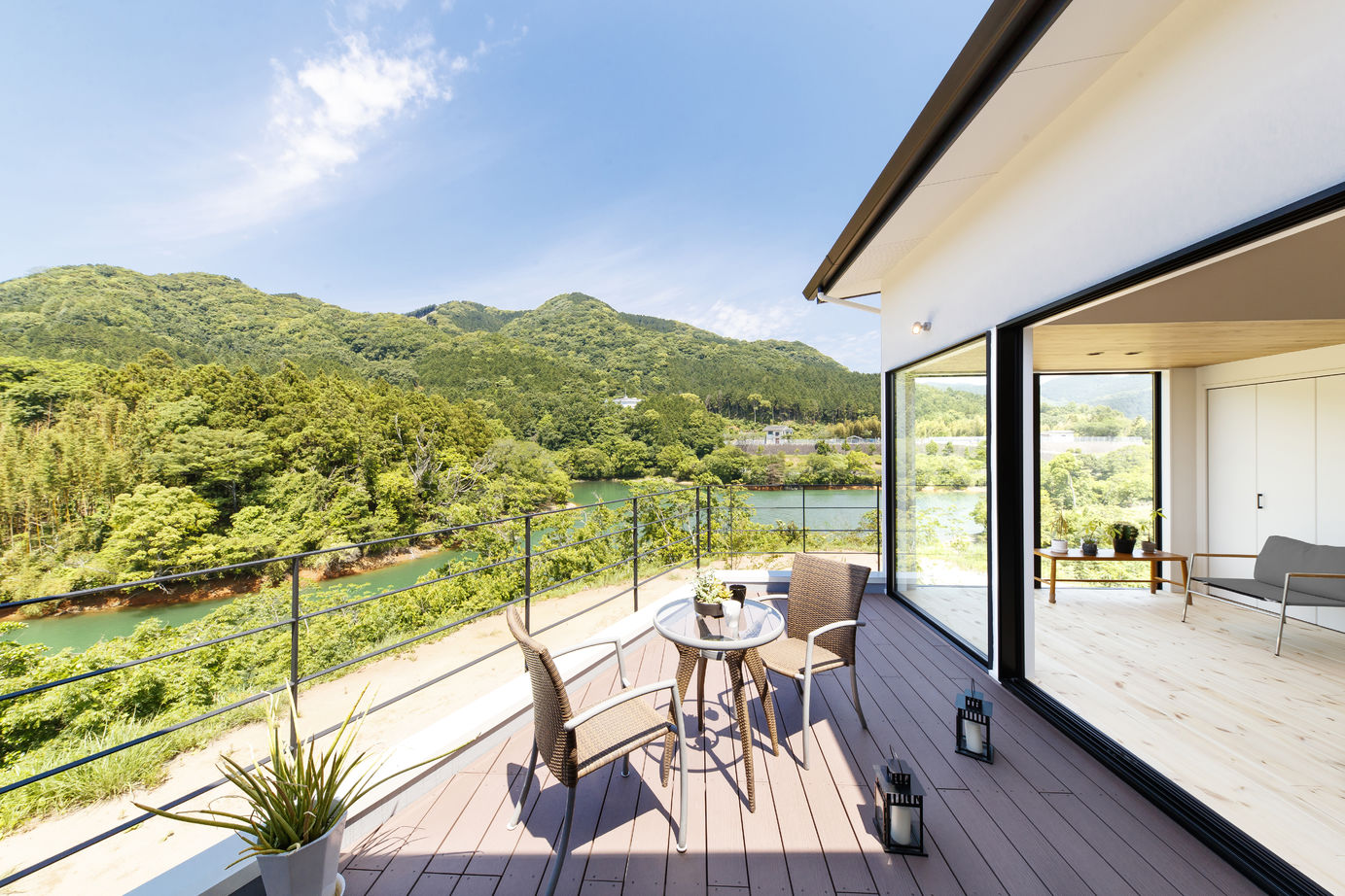 KASHII DESIGN HOME / 香椎建設 【2000～2499万円/二階リビング/バルコニー】目の前の大自然を独り占め。アウトドアを楽しむ眺望のいい家の建築実例画像4